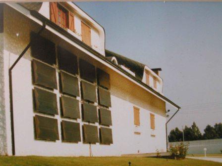 Paneles termodinmicos colocados verticalmente en una pared blanca