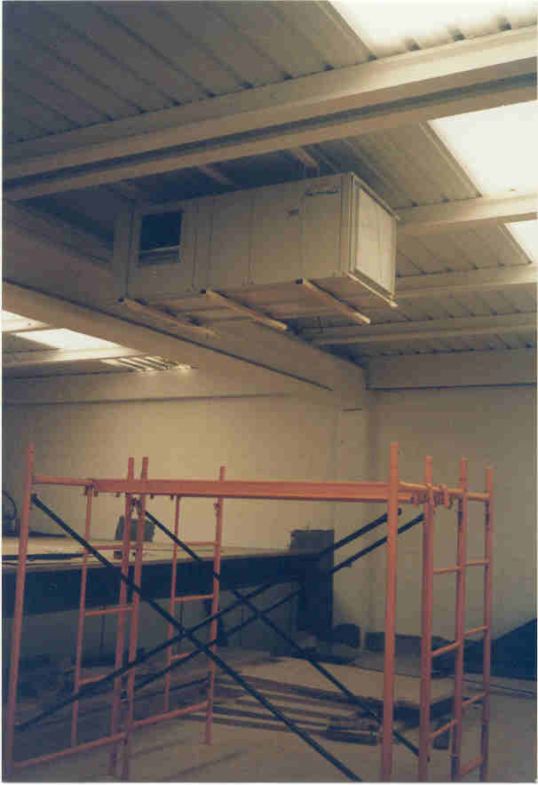 Máquina de aire acondiconado de techo colgada mediante varillas y silentblocks