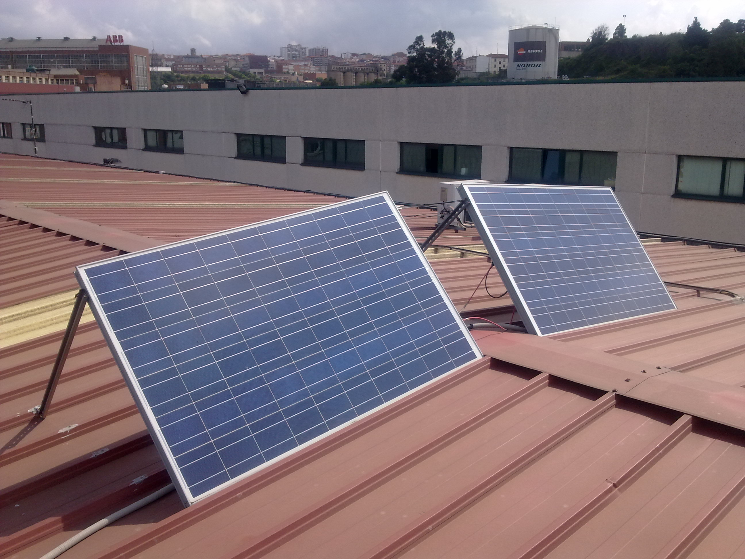 Placas fotovoltaicas de 222 watios pico. Dimensiones 2m * 1m