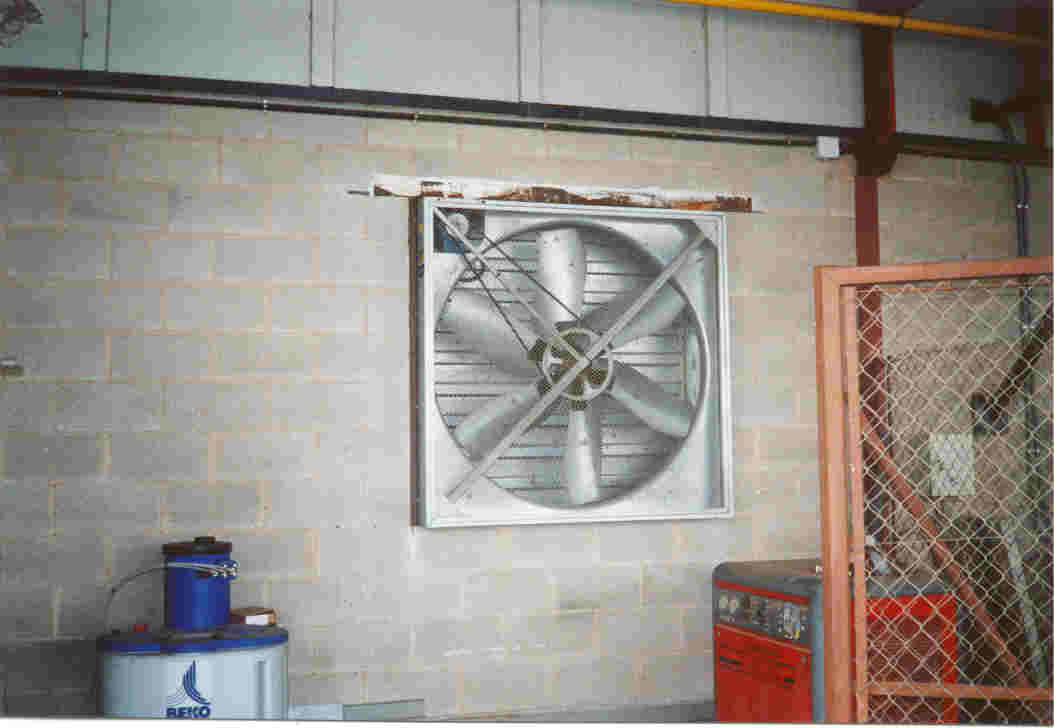 extracción mediante ventiladores en pared combinados con ventiladores de tejado en industria pesada